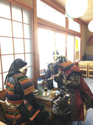 城を抜け出して抹茶ラテを飲む武者たち